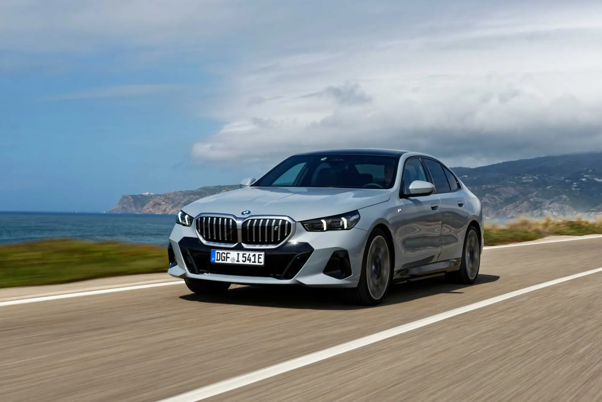 BMW i5 eDrive40 2023 conduciendo