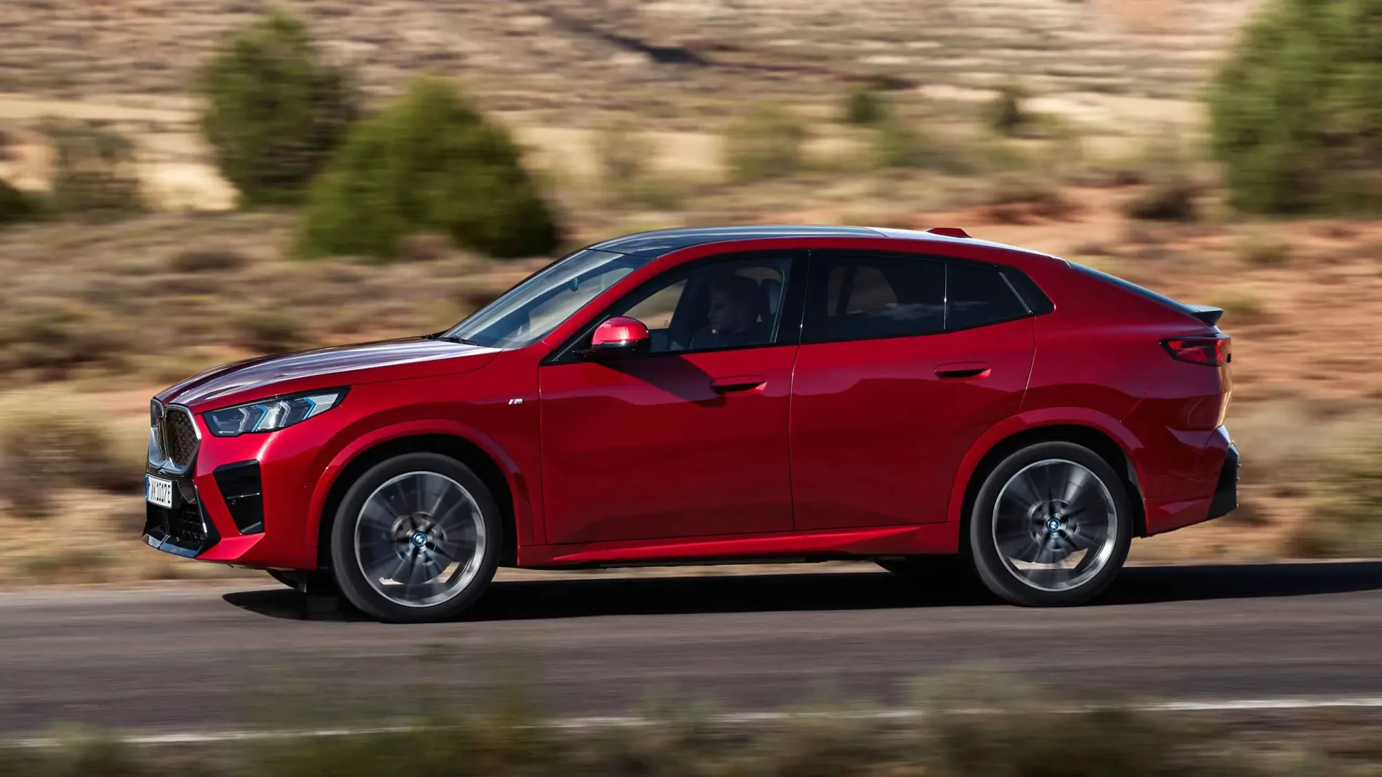 BMW iX2 2024 interior pantalla curva y volante deportivo