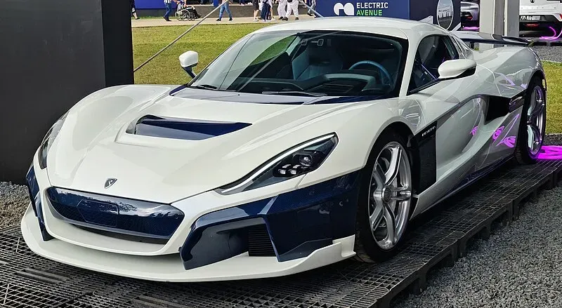 Rimac Nevera R en una carretera costera