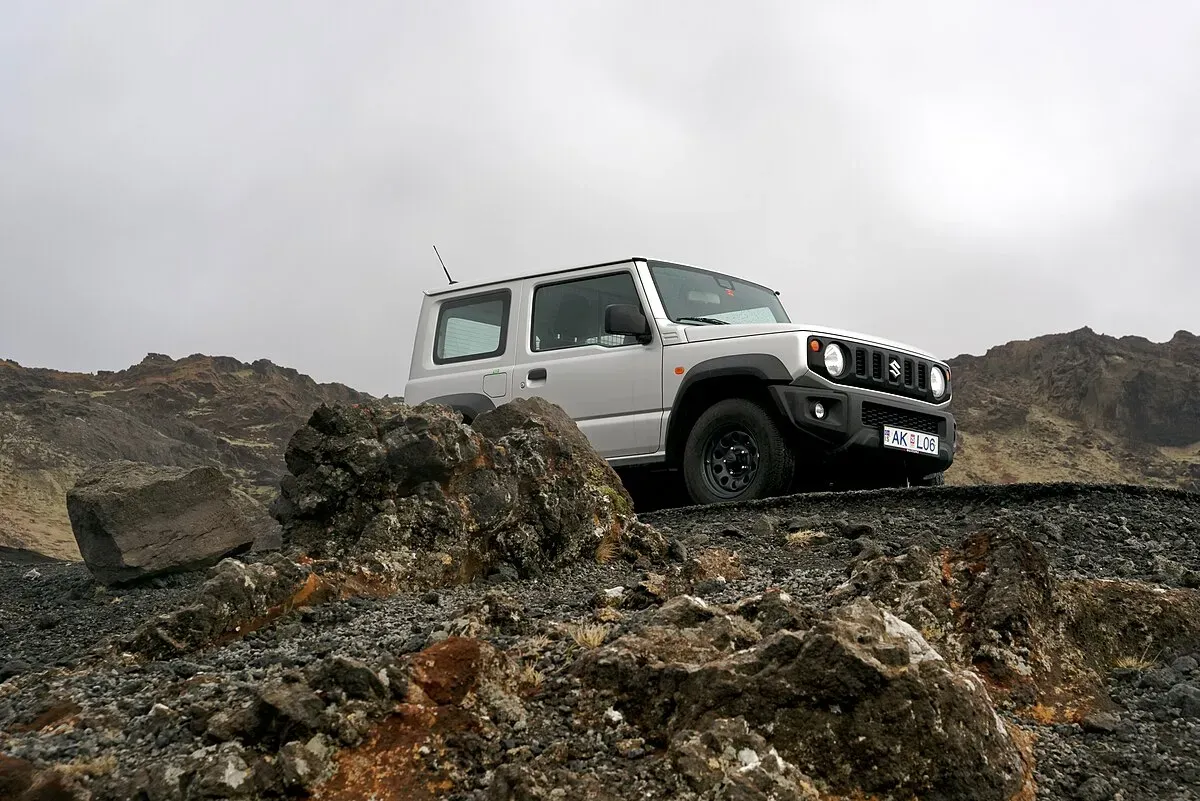 Suzuki Jimny todoterreno en paisaje