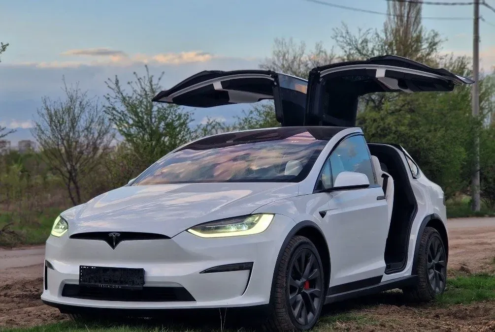 Vista frontal del Tesla Model X Plaid 2024 color gris