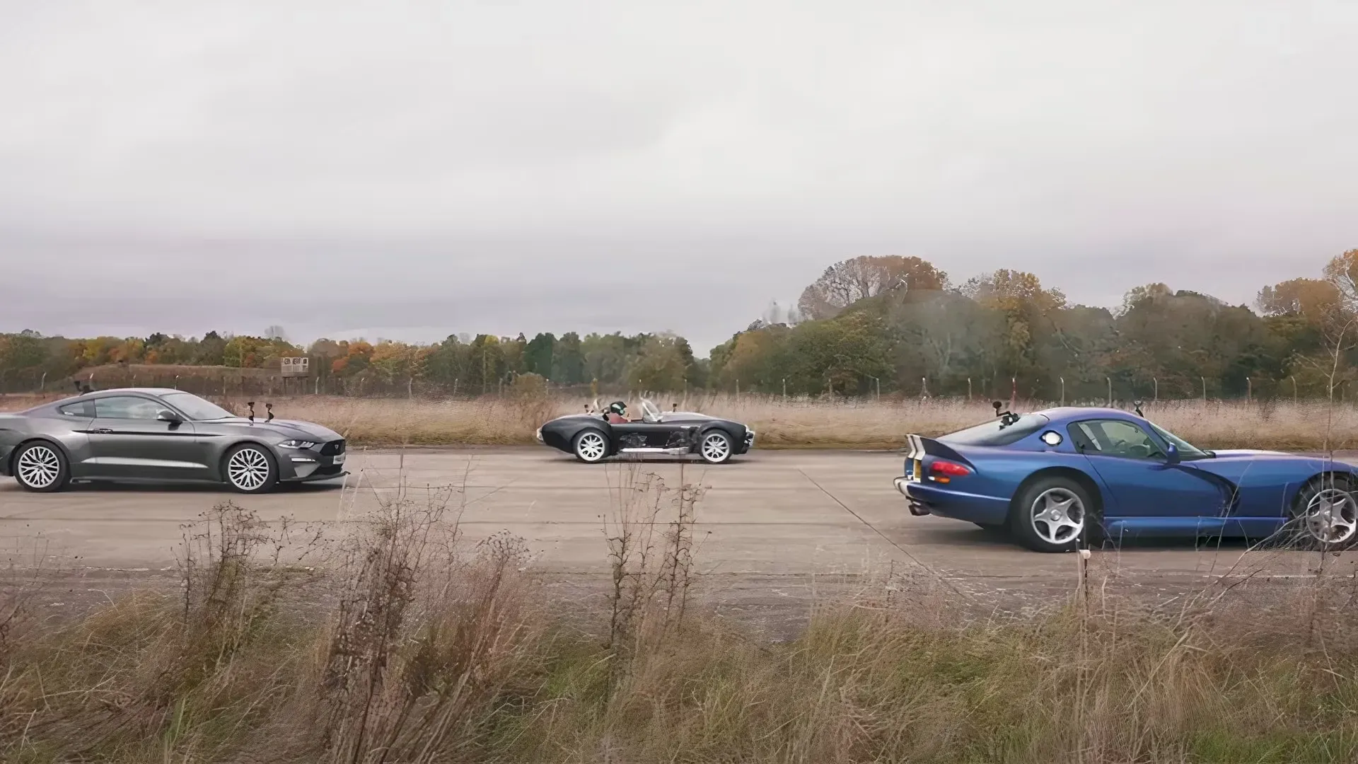 Shelby Cobra, Dodge Viper y Mustang alineados en la pista