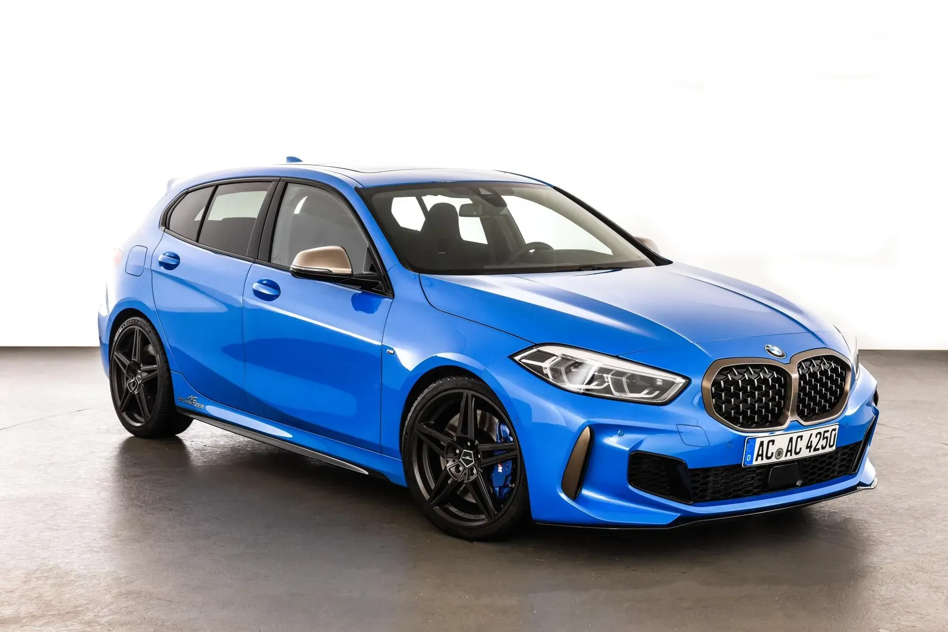BMW M135i xDrive lateral