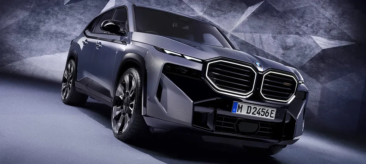 BMW XM 2024 perfil lateral mostrando sus líneas agresivas