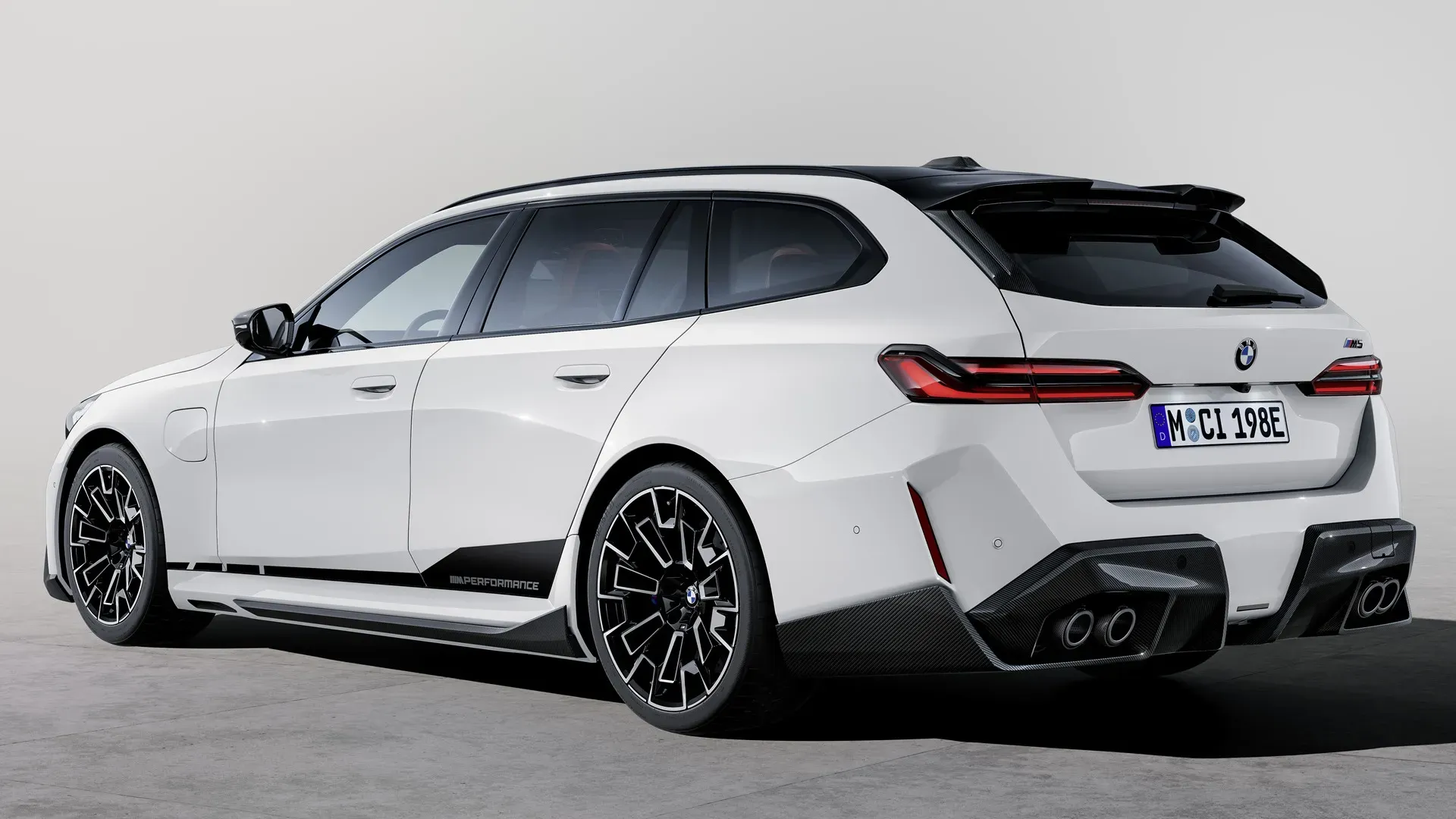 BMW M5 Touring 2025 con kit aerodinámico M Performance