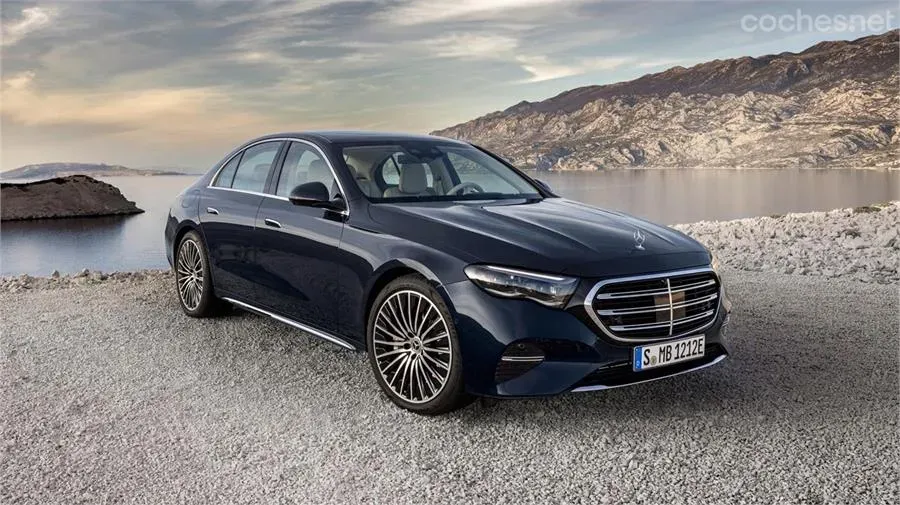 Mercedes-Benz Clase E 2024 vista lateral y trasera