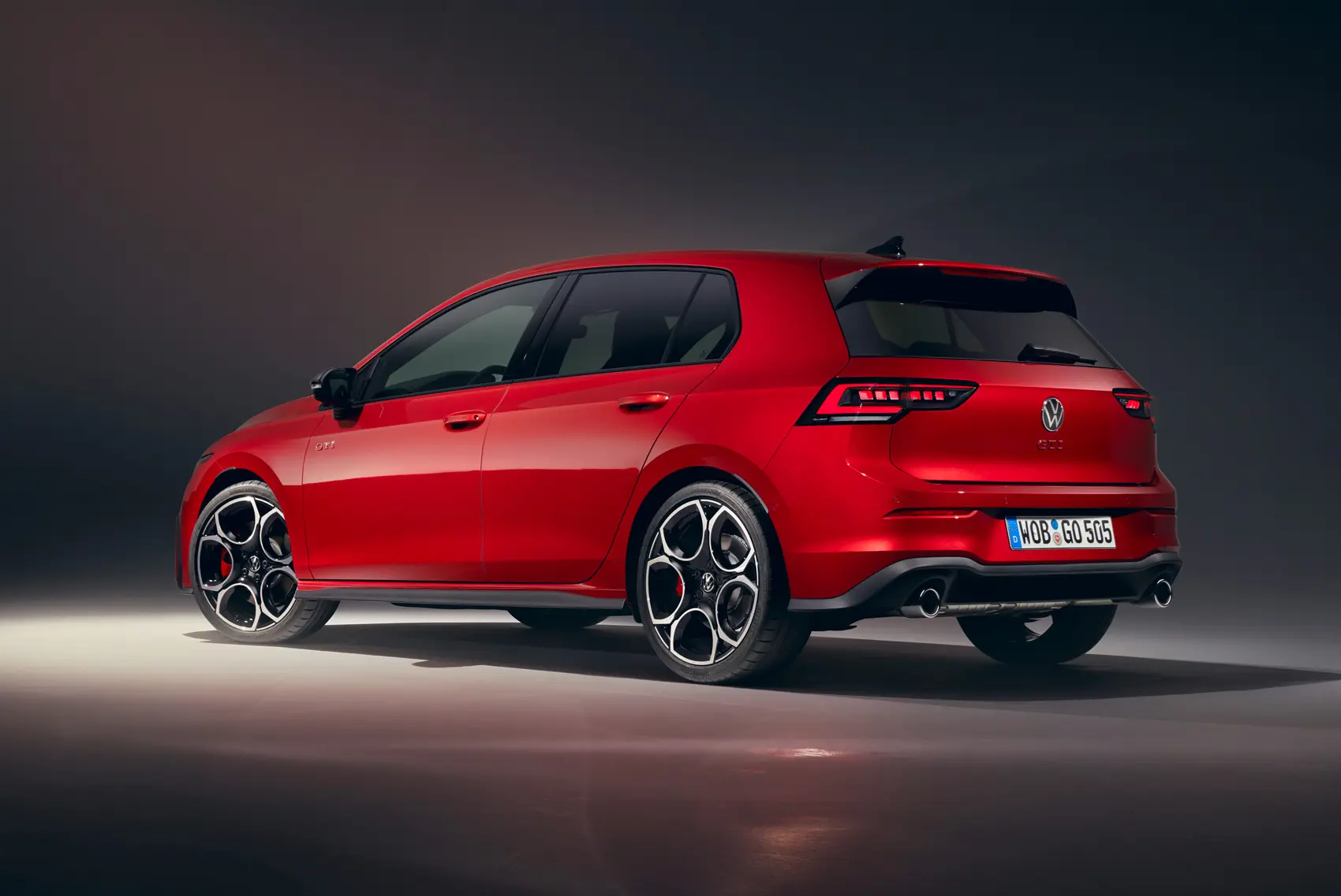 Detalle del logo iluminado del Volkswagen Golf GTI Mark 8.5
