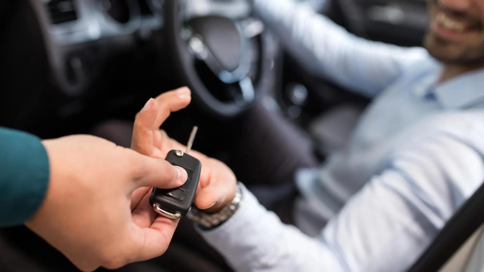 Hombre feliz mostrando las llaves de su nuevo auto, listo para aprovechar las deducciones fiscales.