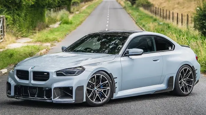 BMW M2 2025 frontal en carretera