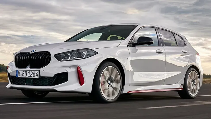 BMW Serie 1 Sedán vista frontal y lateral 2025