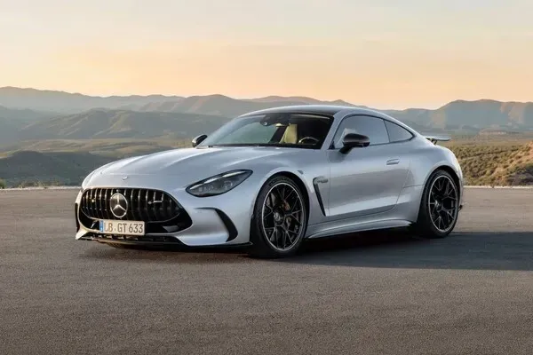 Vista lateral del Mercedes-AMG GT Coupé mostrando su perfil deportivo y líneas fluidas