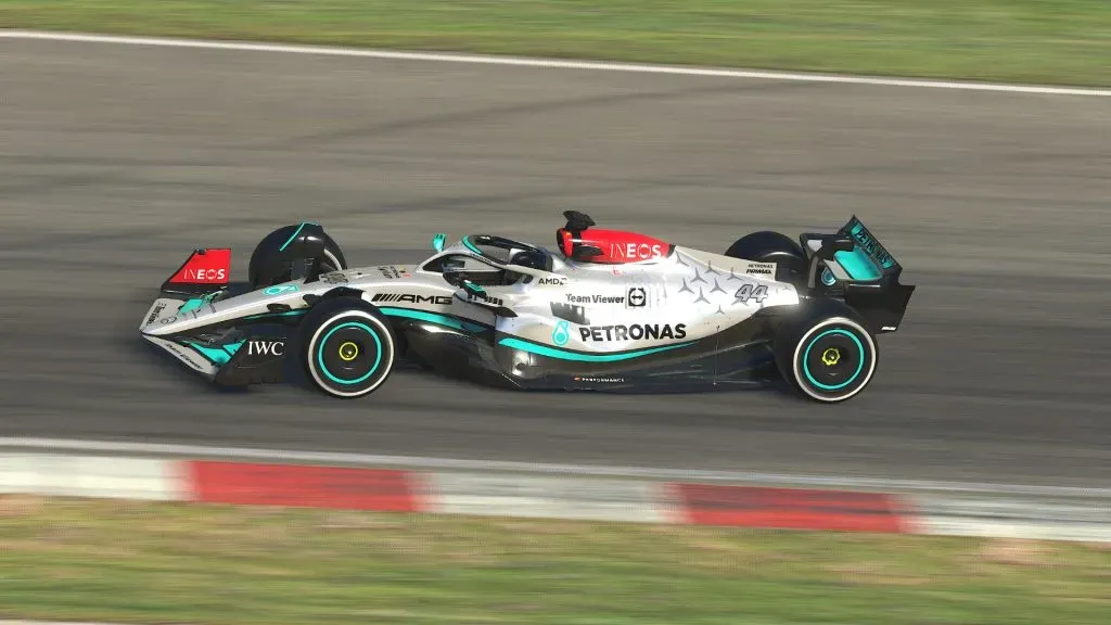 Mercedes-AMG F1 W13 mostrando su diseño plateado y líneas aerodinámicas