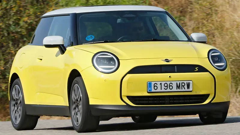 Mini Cooper 2025 exterior frontal y lateral