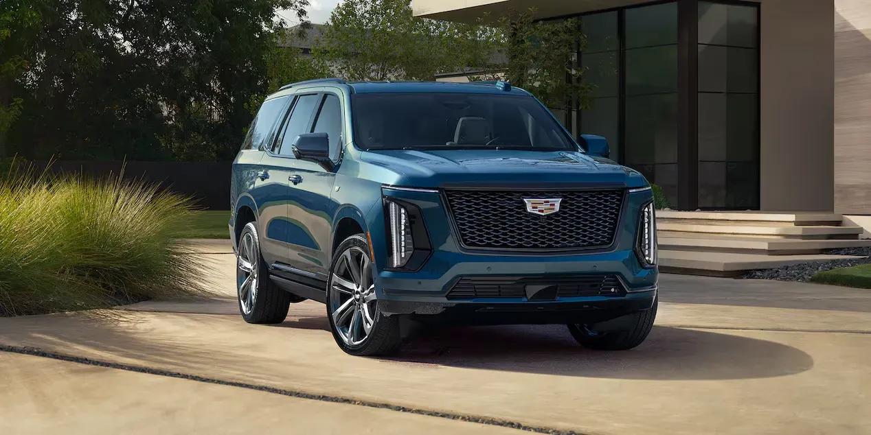 Detalle de la parrilla y faros de la Cadillac Escalade 2025.