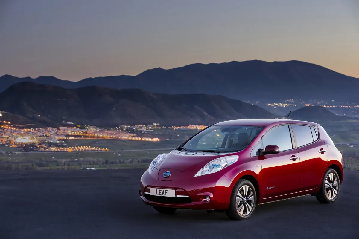 Nissan Leaf 2013 frontal y lateral