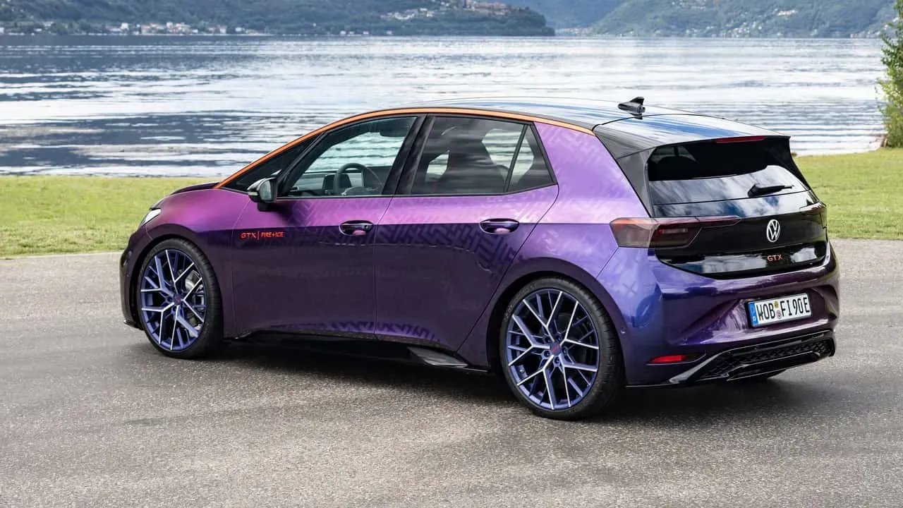 Volkswagen ID.3 GTX FIRE+ICE vista frontal y detalles del logotipo