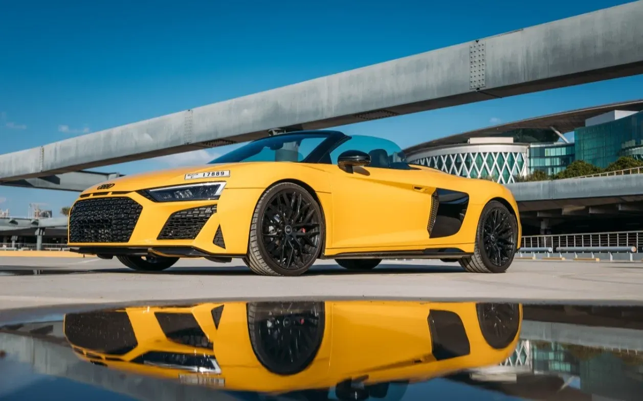Audi R8 Spyder amarillo en carretera