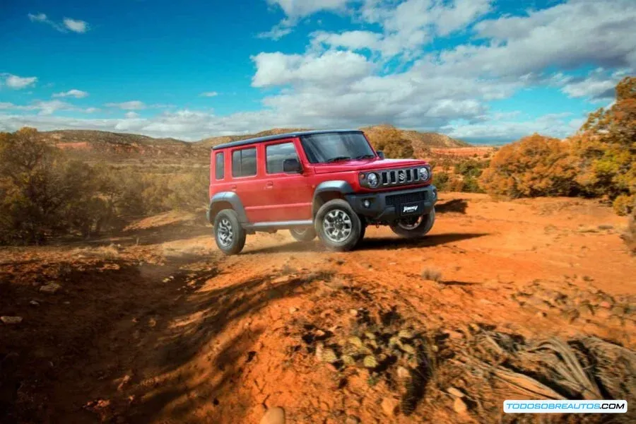 Interior del Suzuki Jimny 5 puertas 2025 mostrando el tablero y la pantalla.