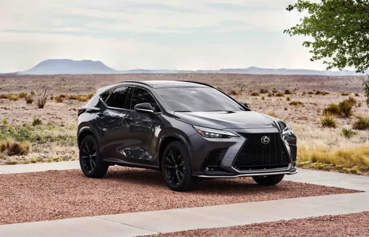 Lexus NX 2022 frontal mostrando su diseño Spindle Grille