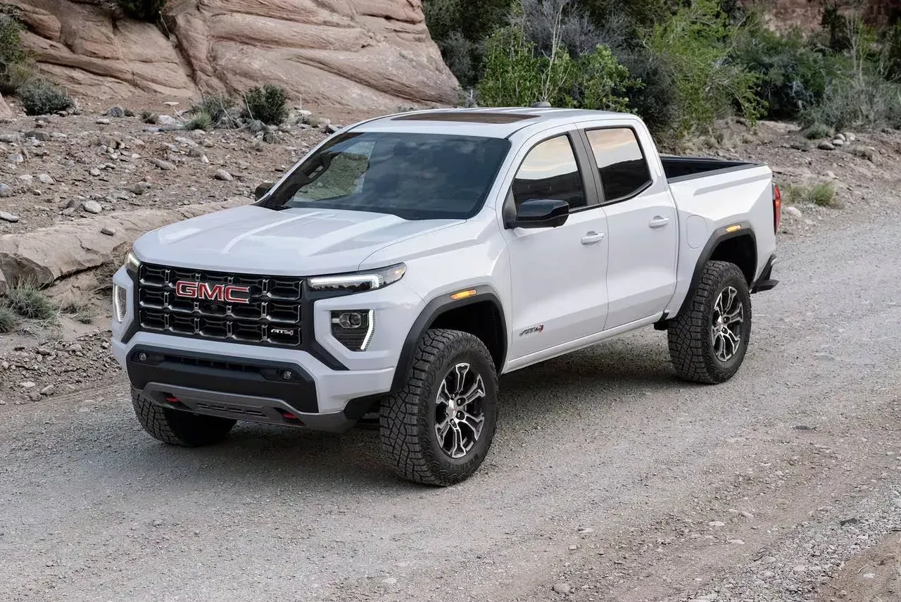 GMC Canyon 2023 AT4 en color rojo