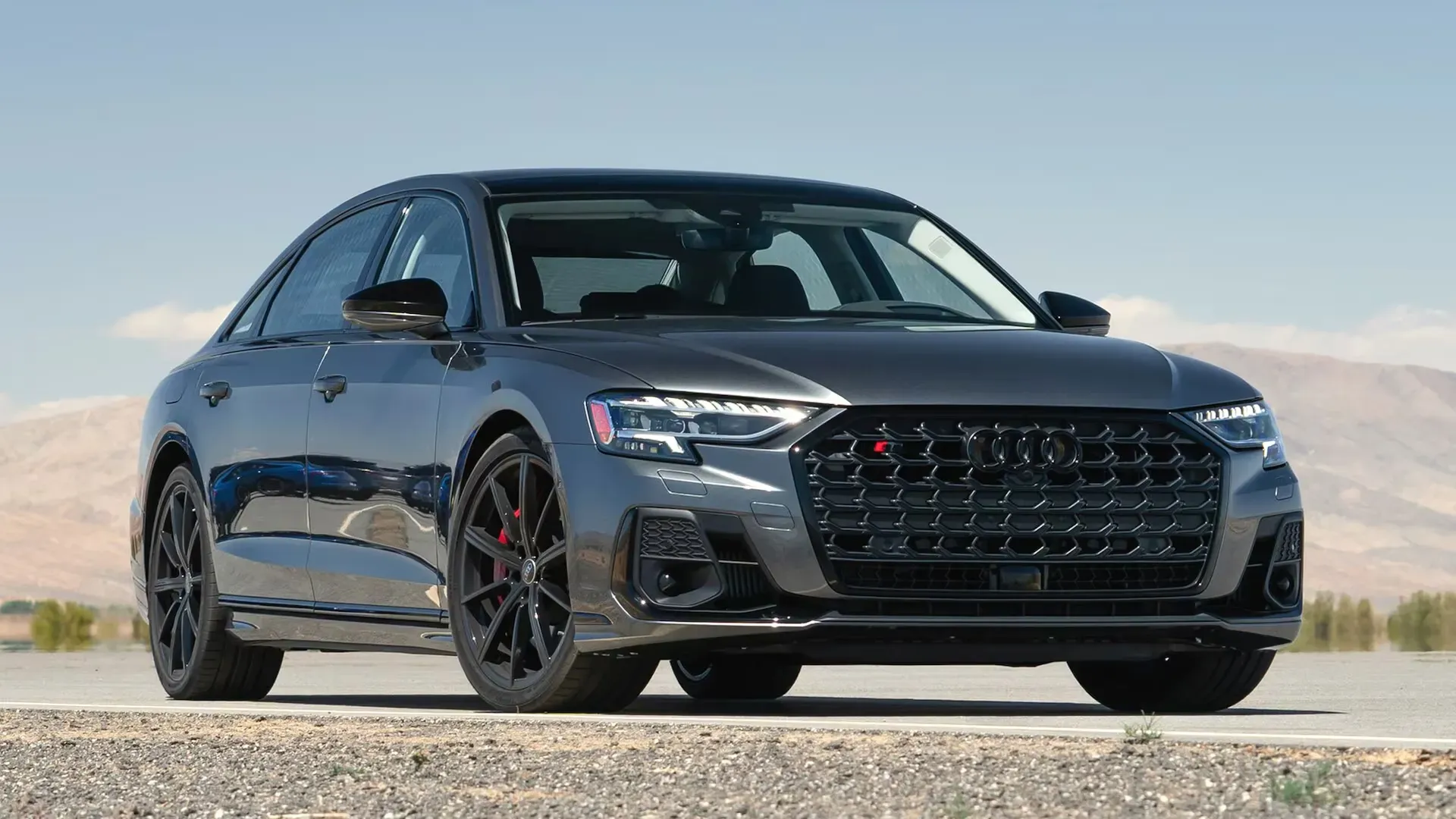 Audi S8 2024 vista frontal y lateral