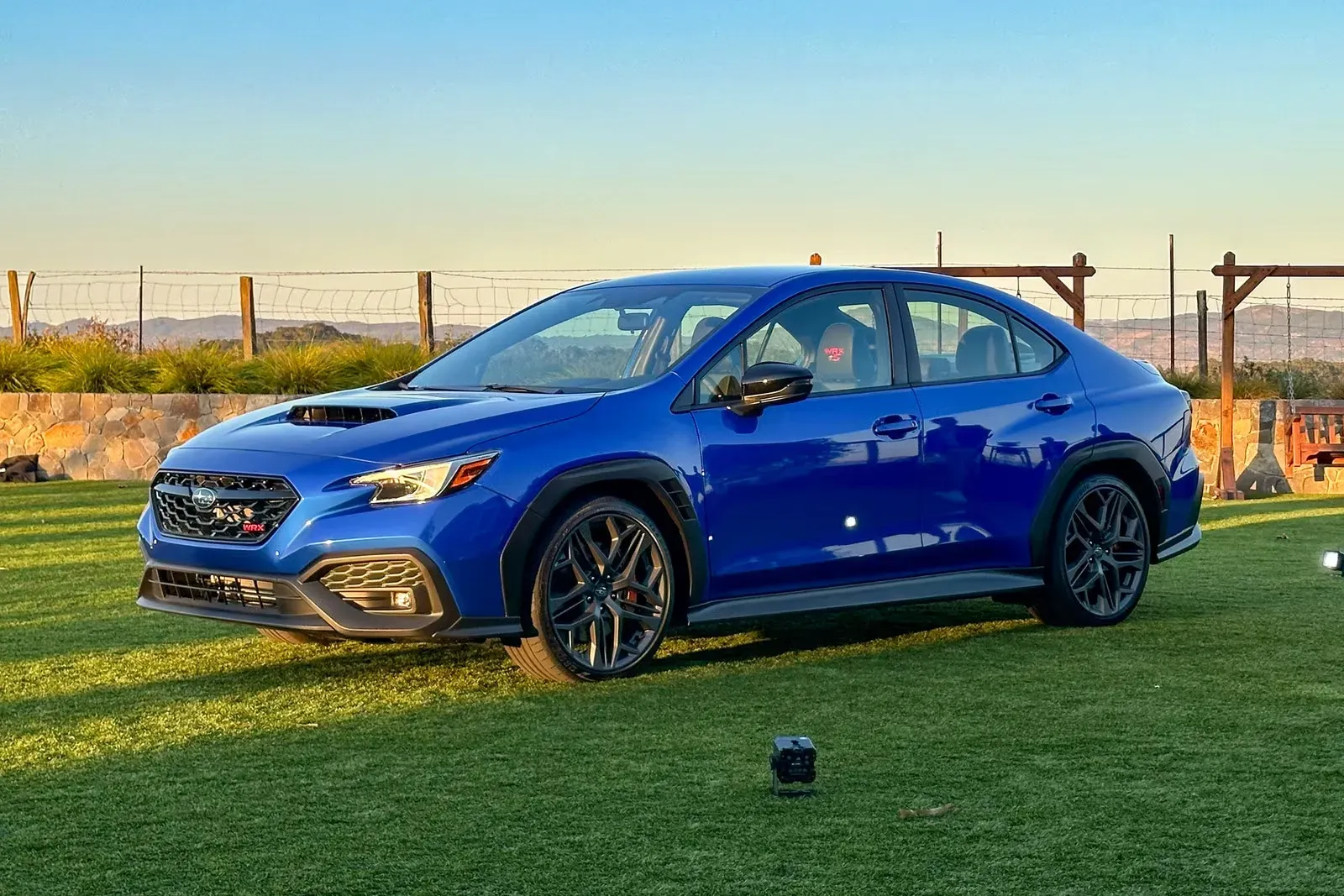 Subaru WRX tS 2025 vista frontal y lateral