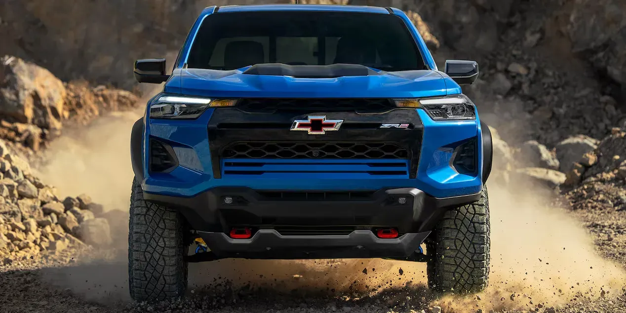 Chevrolet Colorado ZR2 2025 vista lateral en terreno agreste