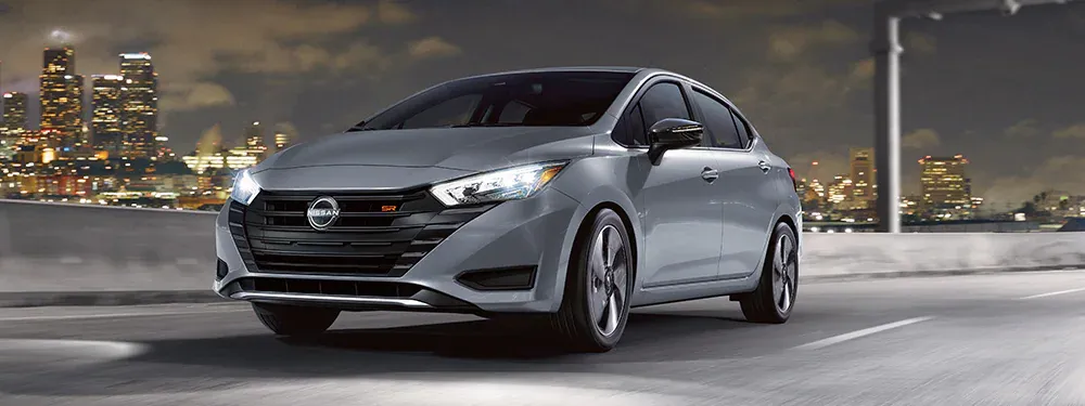 Nissan Versa 2025 en carretera nocturna
