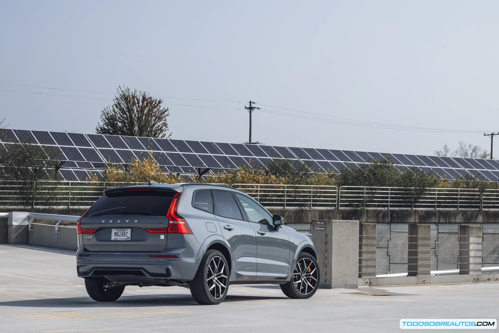 Vista lateral delantera del Volvo XC60 Hybrid 2025, mostrando su diseño escandinavo