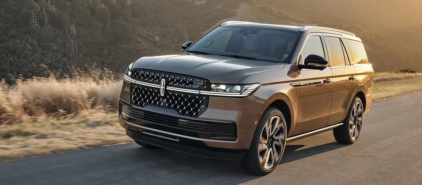 Perfil lateral de la Lincoln Navigator 2025 mostrando su diseño elegante