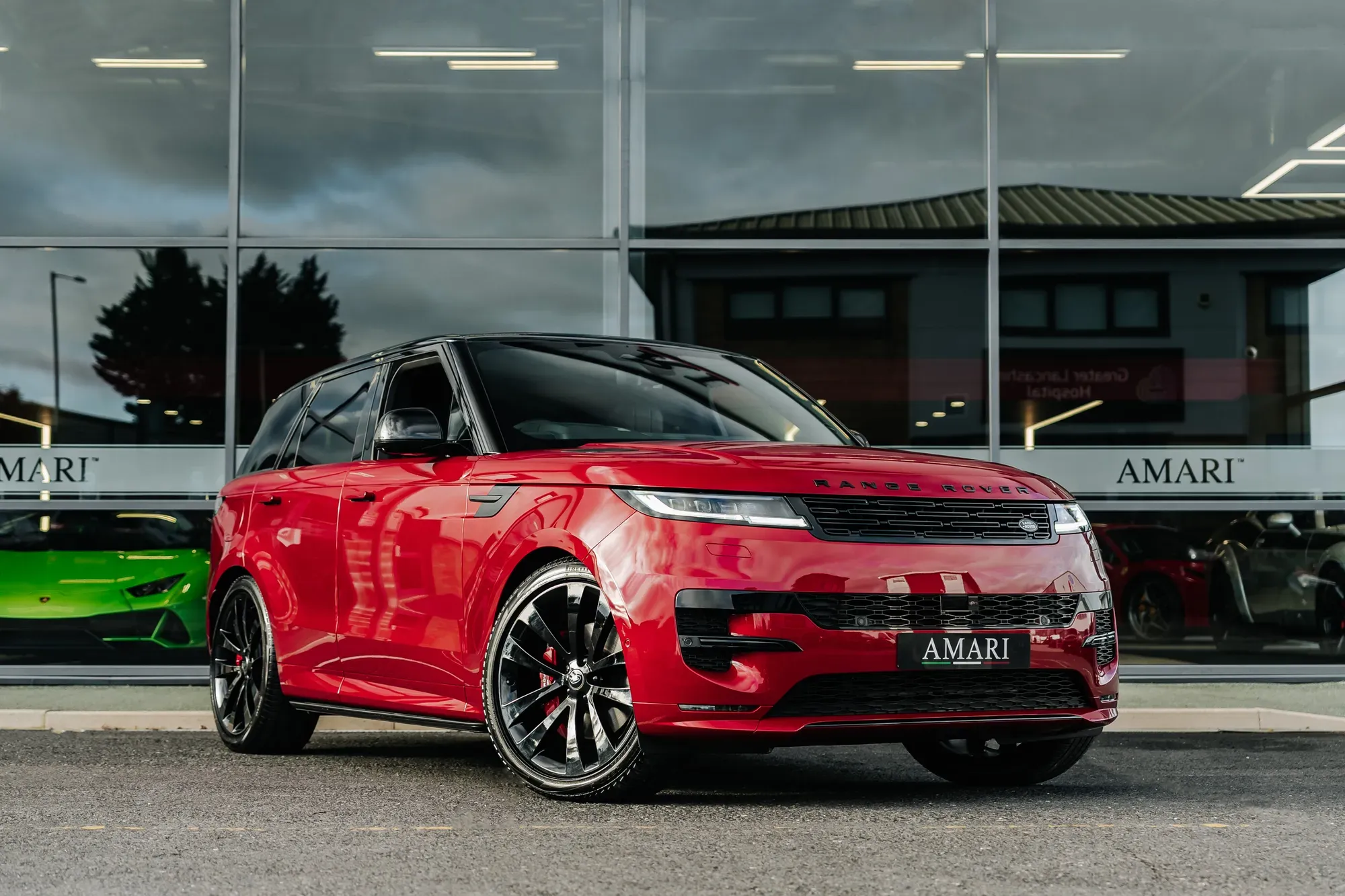 Interior lujoso del Range Rover Sport Hybrid
