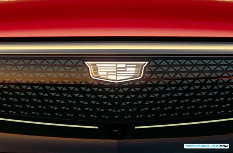 Primer plano del logo de Cadillac en el Lyriq