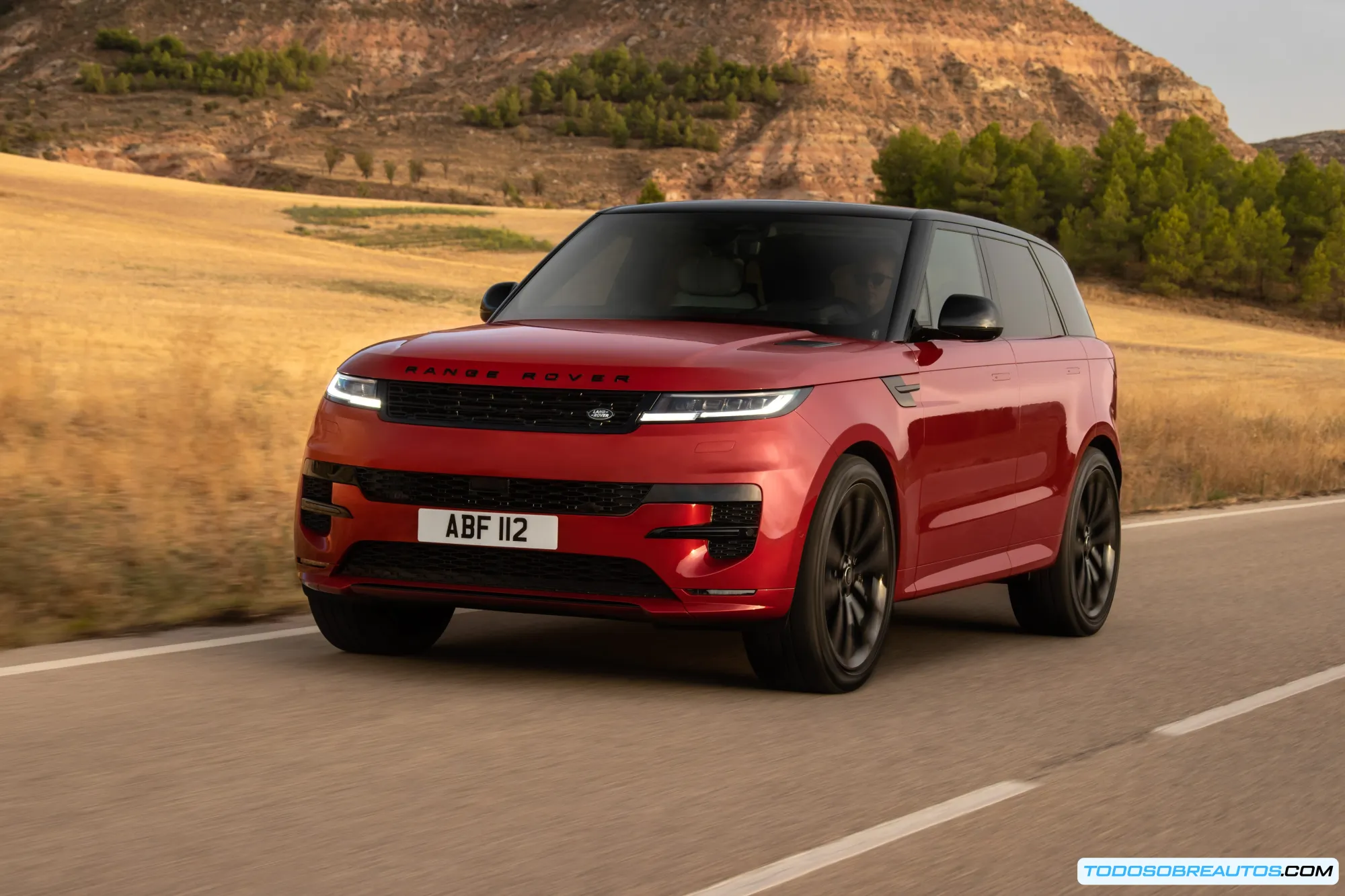 Imagen del Land Rover Range Rover Sport Hybrid 2025 en un entorno elegante