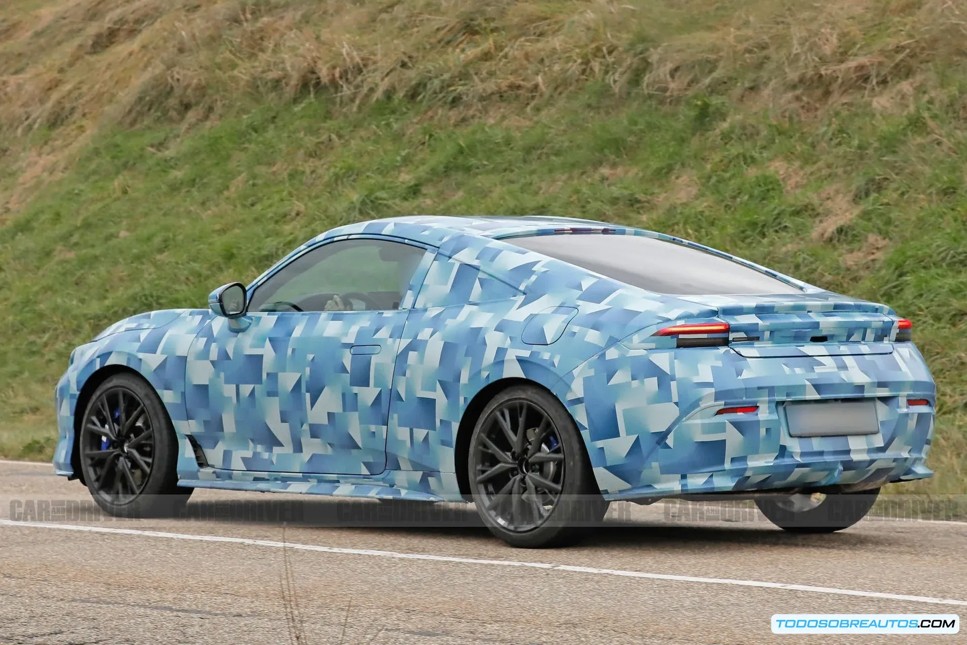 Imagen mostrando el diseño exterior e interior del honda prelude 2026.