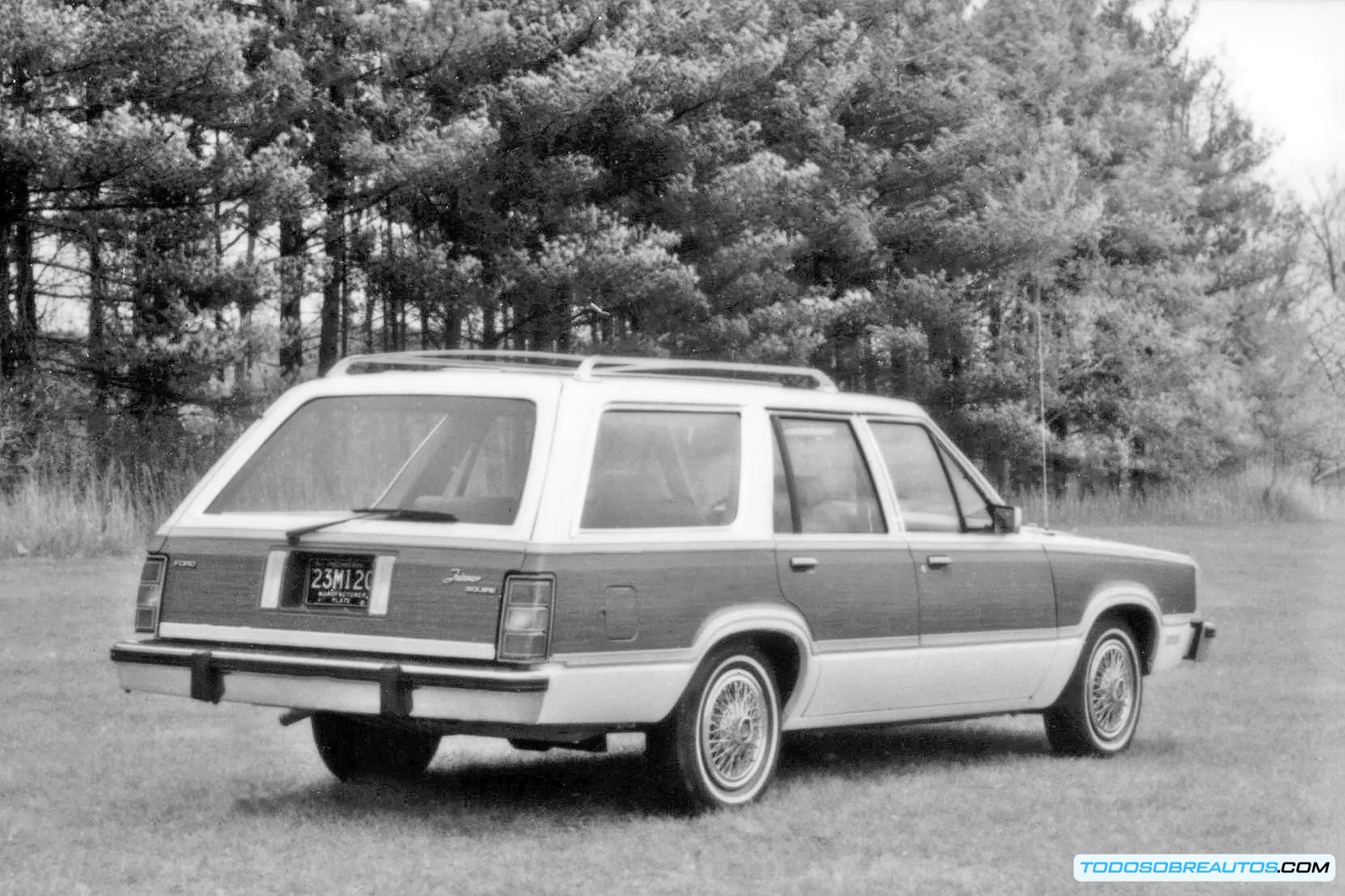 Interior del Ford Fairmont Squire Wagon 1980.