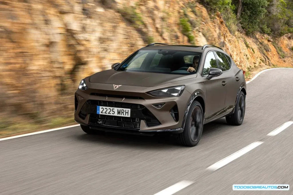 Cupra Formentor y Cupra León 2025, vista frontal de ambos modelos.