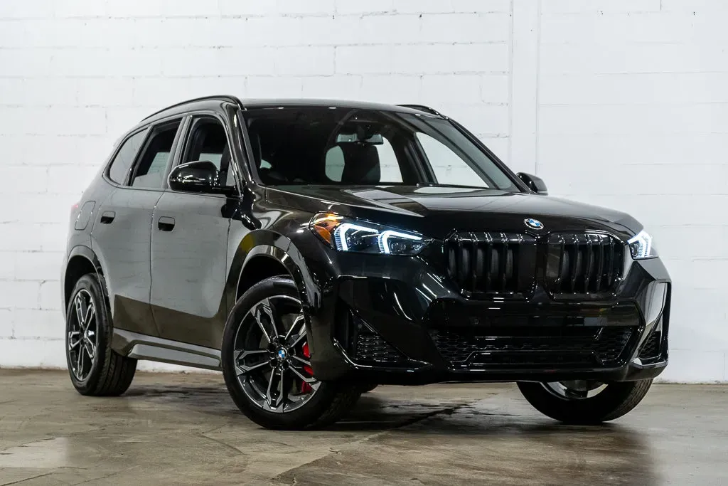 Interior BMW X1 2025 pantalla curva y consola