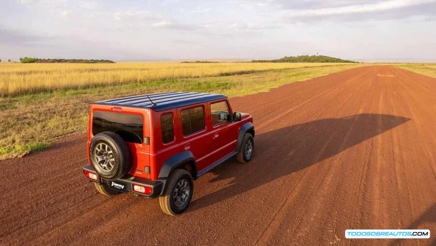 Detalle de los faros y parrilla del Suzuki Jimny 5 puertas 2025.