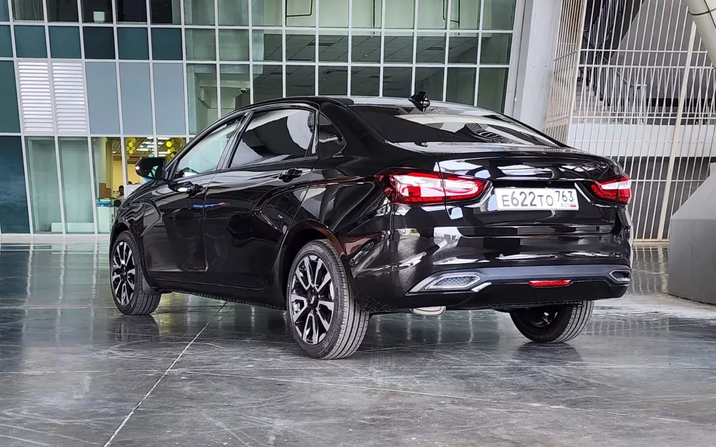 Lada Aura 2025 frente lateral