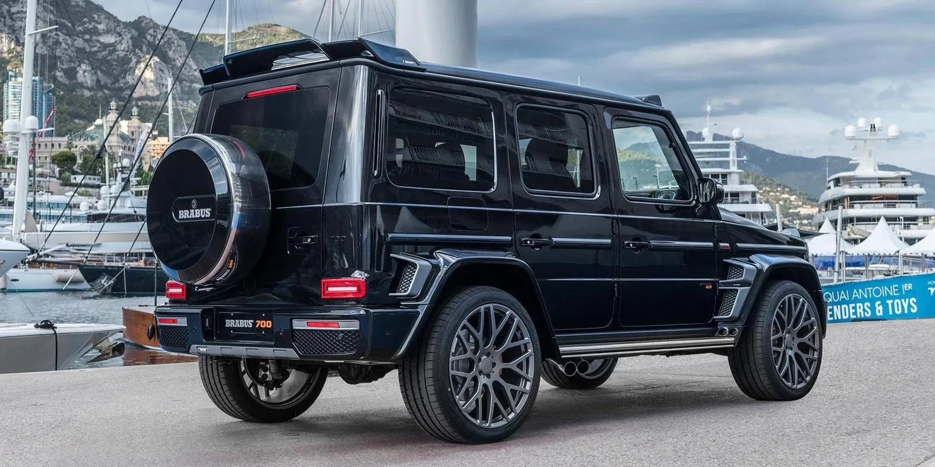 Interior lujoso del Brabus 700 con detalles en cuero y fibra de carbono