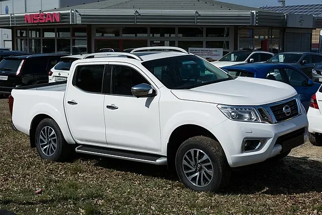 Nissan NP300 vista lateral mostrando su perfil robusto y funcional