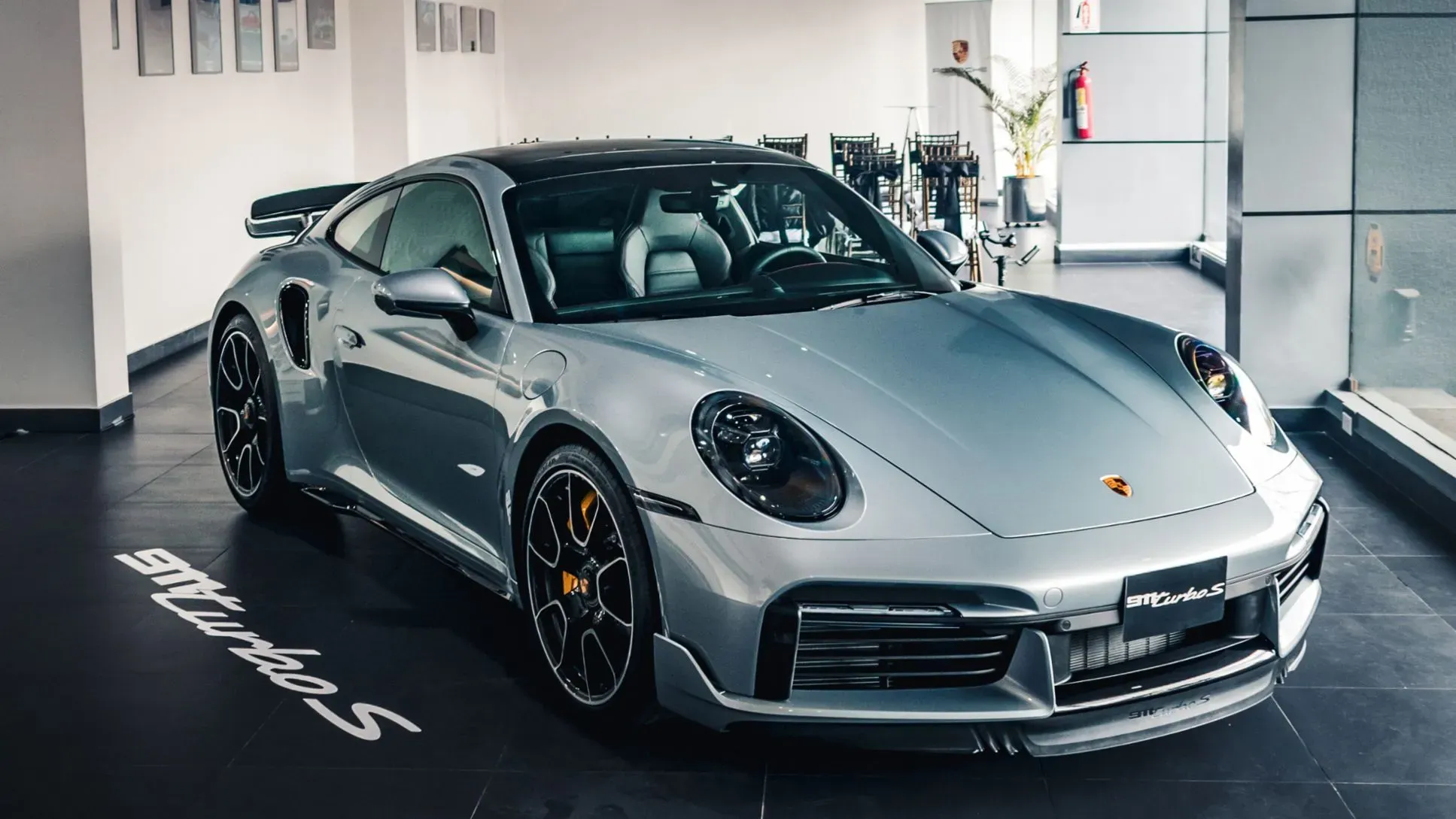 Vista trasera del Porsche 911 Turbo S en pista