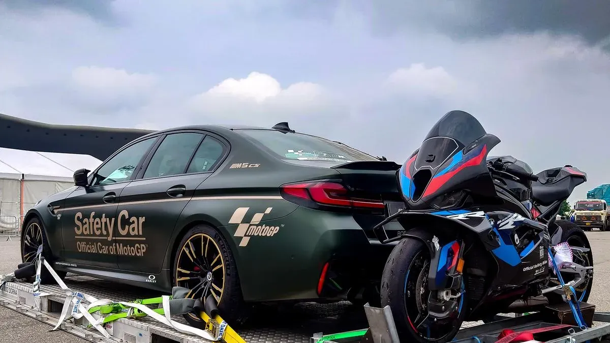 BMW M5 CS y M 1000 RR en el circuito de Buddh