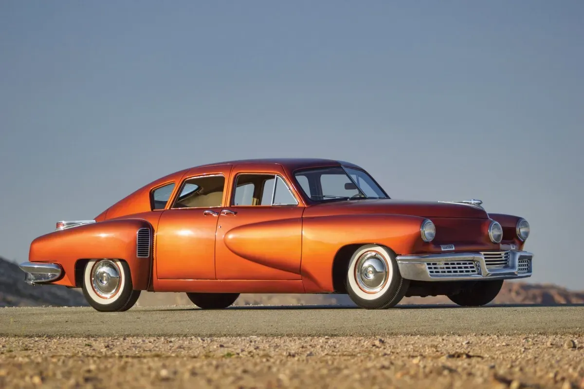 Tucker 48 frontal mostrando su diseño aerodinámico