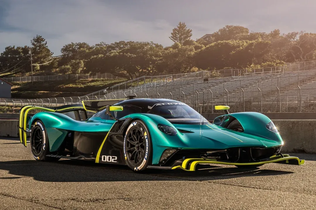 Aston Martin Valkyrie AMR Pro vista frontal