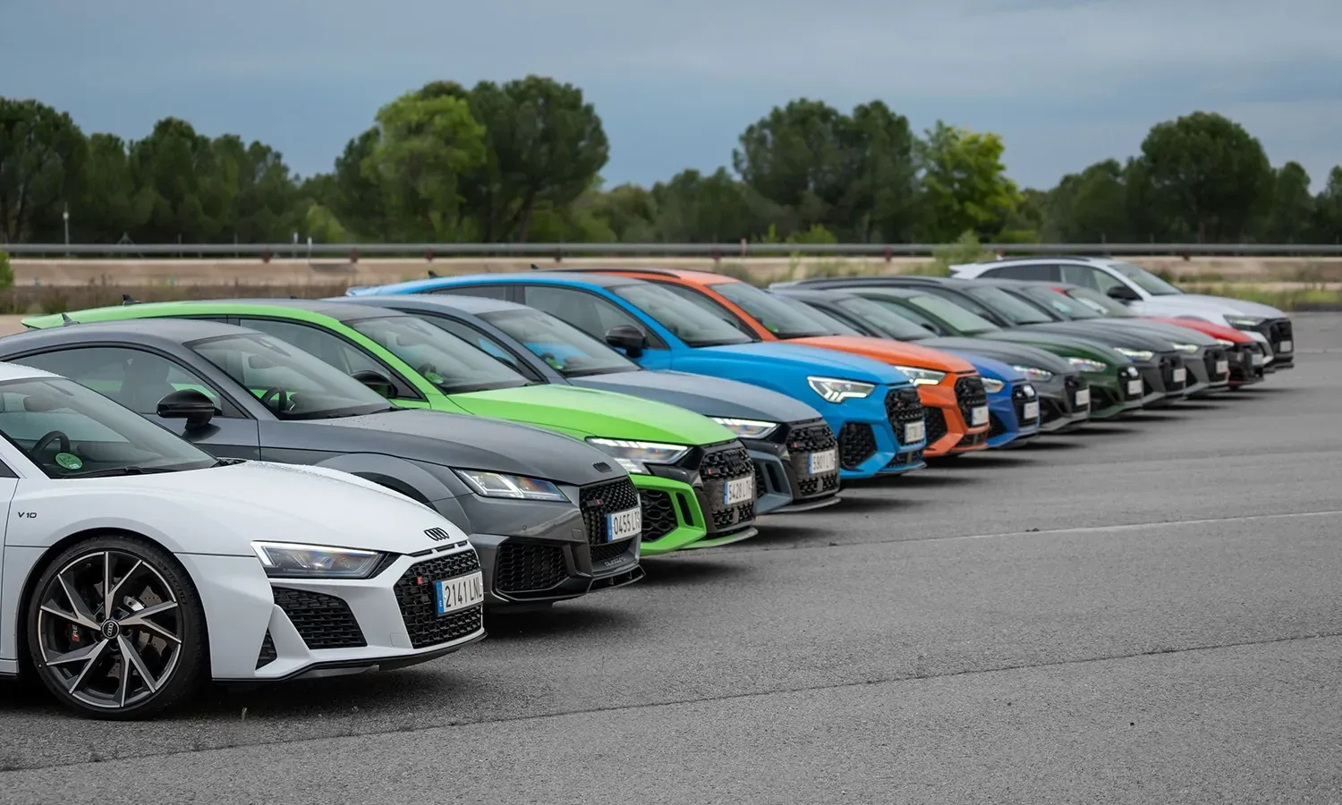 Audi rs3 vs rs q8 r8 v10