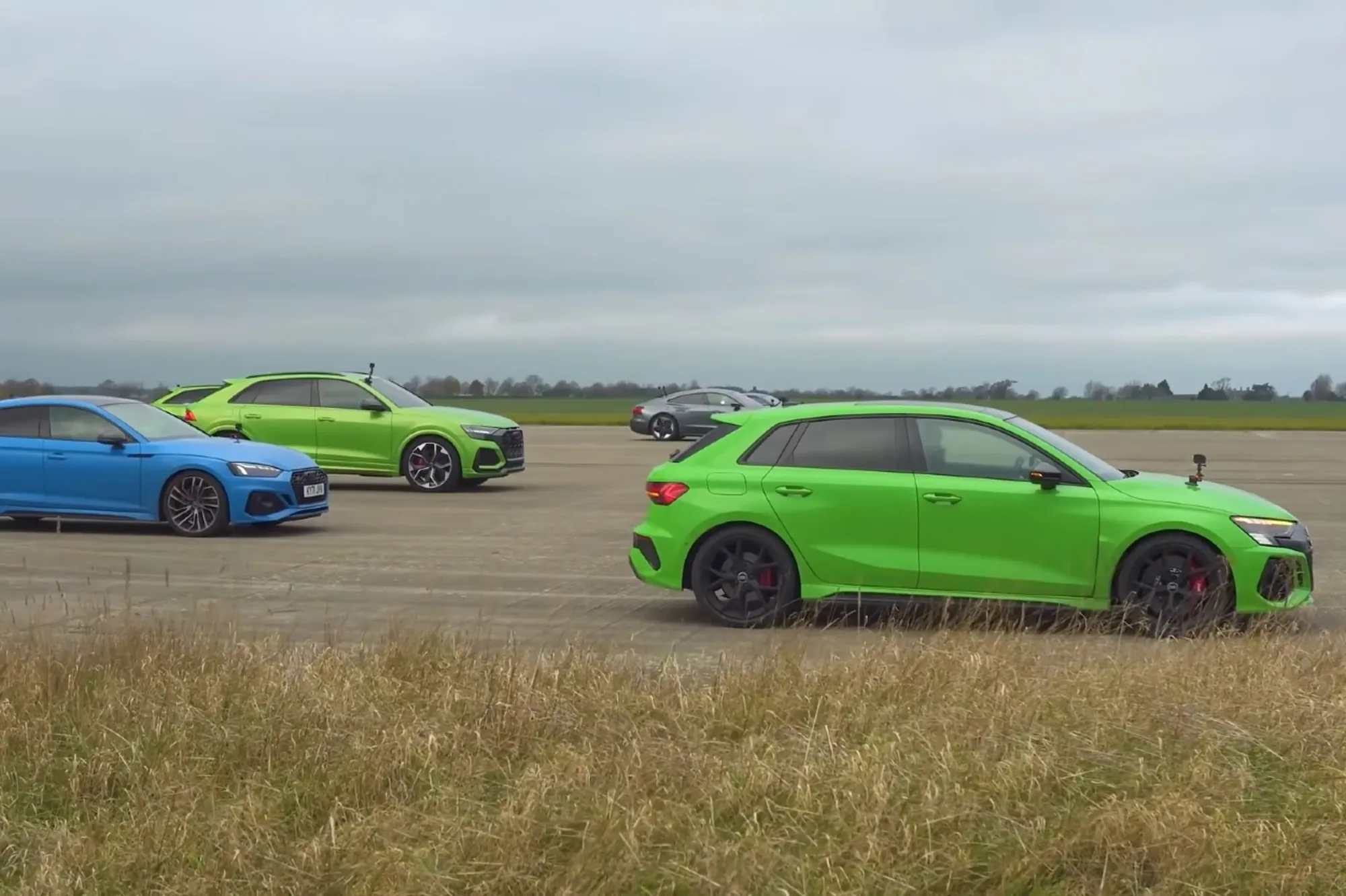 Prueba de aceleración audi rs3 vs rs q8 r8 v10