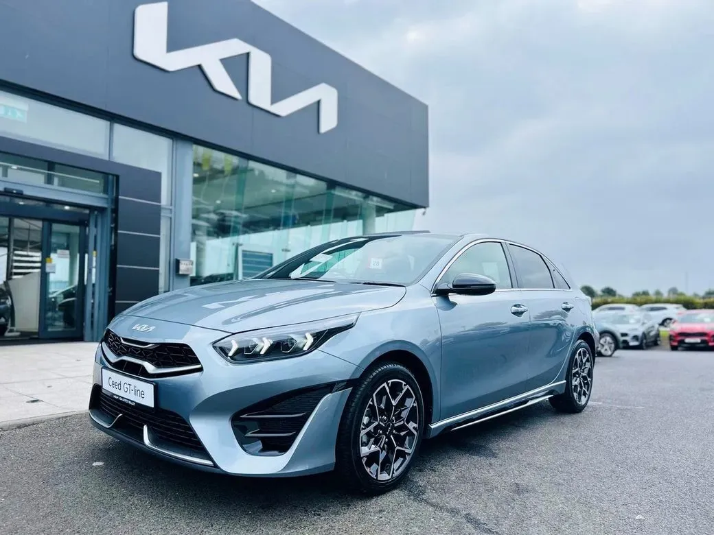 Kia Ceed 2025 frente lateral