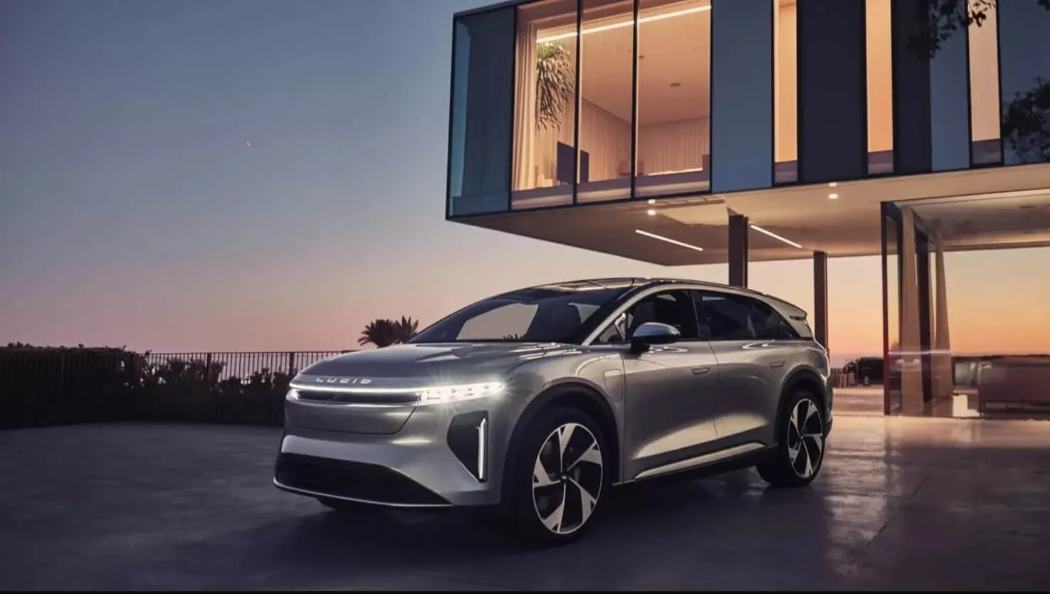 Interior del Lucid Gravity 2025 con pantalla curva