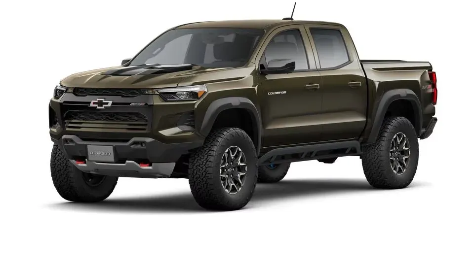 Interior de la Chevrolet Colorado ZR2 2025 con pantalla central